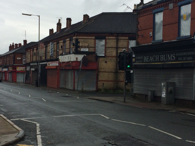 Portas fechadas em plena tarde de terça: Anfield é um bairro-fantasma